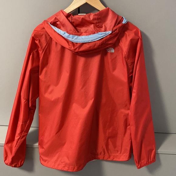 North Face women windbreaker . Red and Pink Never been worn. Size Small - Picture 2 of 7